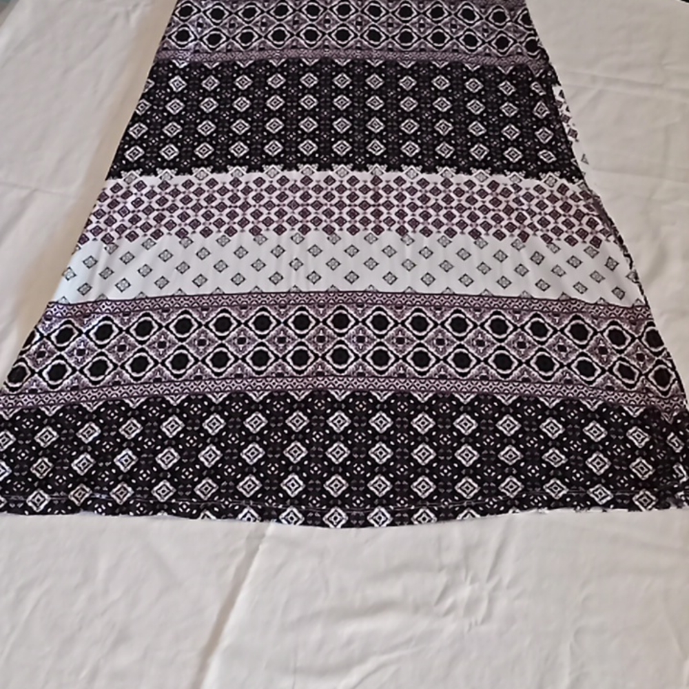 Charlotte Russe Long Skirt With Slit On Each Side.White/Burgundy & Black Pattern - Picture 7 of 14